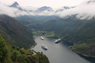 Der Geirangerfjord mit Kreuzfahrtschiffen