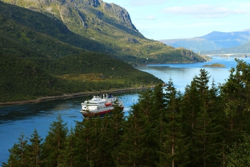 Am Tengelfjord: Ein Schiff der Hurtigruten