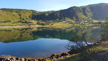 Die Berge spiegeln sich im Wasser des Tengelfjords