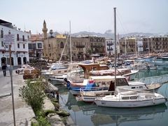 Die Hafenstadt Girne auf Zypern